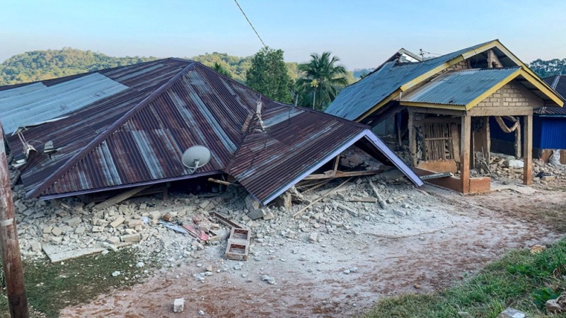 damaged-houses-are-seen-following-a-7-6a7fca56b0595-f612046ba8315f07f342b5d9c8299bd61786766748.jpg