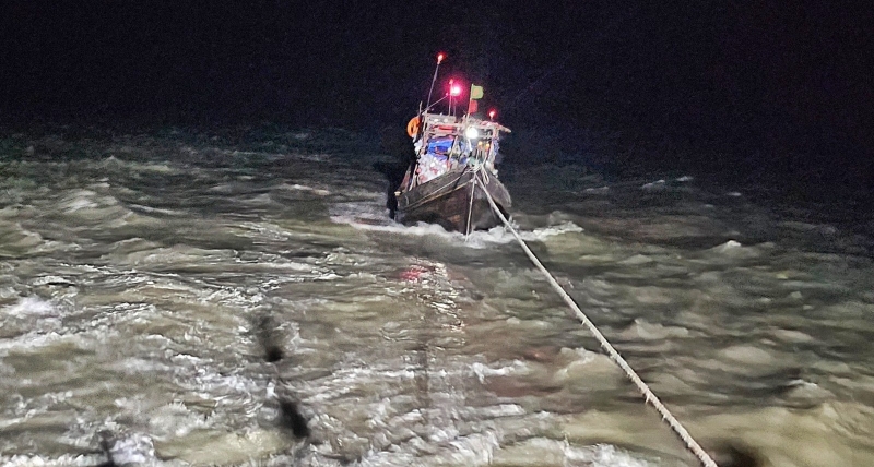 a-trawler-being-rescused-bangladesh-navy-along-with-fishermen-from-the-bay-of-bengal-on-friday-night-3a8f6f9ad563fa6ecde62c516ea101e51789233750.jpg
