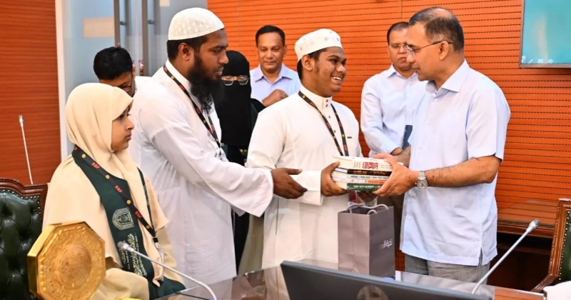 prime-mninster-tarique-rahman-presenting-gifts-to-winners-of-international-quran-competition-in-saudi-arabia-4bd7d8b2dbf0c7c336e931a3854c91fe1789705769.jpg