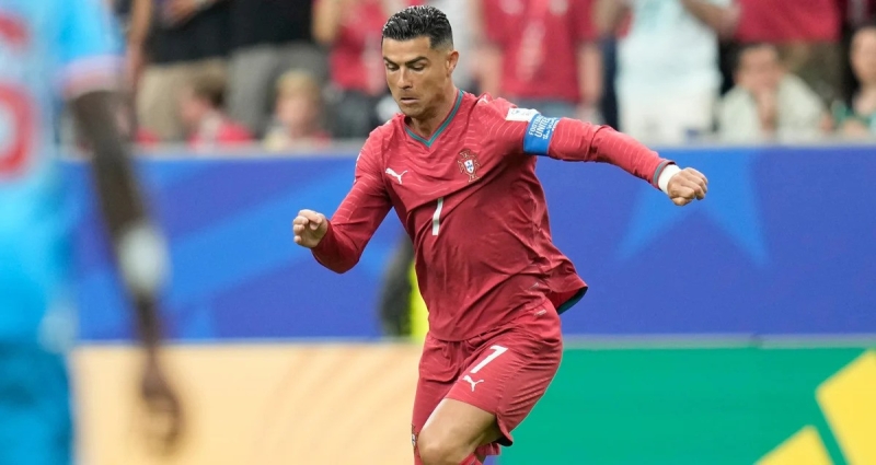 ronaldocanreturntoportugalteamifhewants-ezgif-67ef0527df6af69269d29b4aa5c12ebc1791184134.jpg