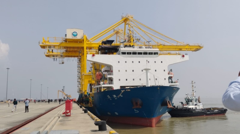 chinese-flag-carrier-vessel-touches-payra-port-01f812fb92d69dd3e1da7a372ea416fa1791395169.jpg