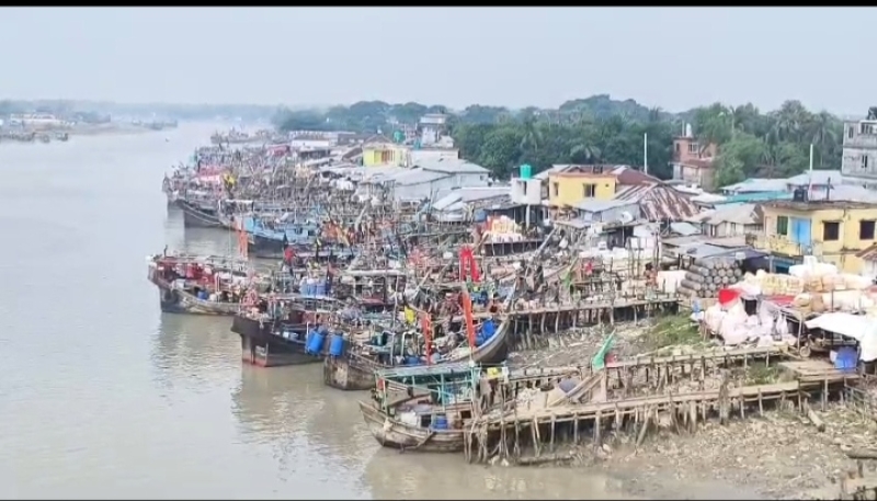 fishinhg-trawlers-were-brought-to-anchorage-in-kalapara-on-wednesday-due-to-the-bay-fishing-ban-d551aebc1bdf45acff885db88b0a5efa1791395428.jpg