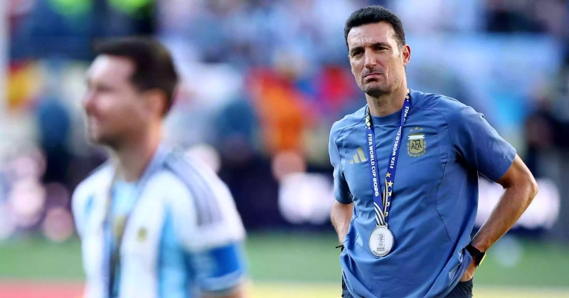 argentina-coach-lionel-scaloni-standing-behind-lionel-messi-in-the-field-ac61d4b9885fe74eec524e9023512f2a1791430922.jpg