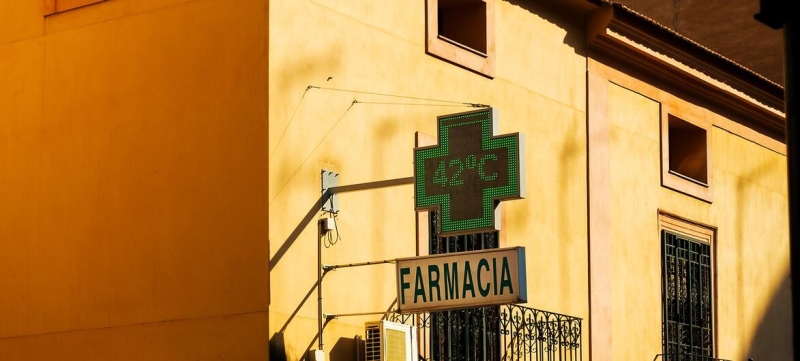 a-pharmacy-in-spain-displays-a-temperature-of-42-degrees-celsius-during-a-heat-wave-ad3b9f3171dada0ae52fab127263f62f1793206696.jpg