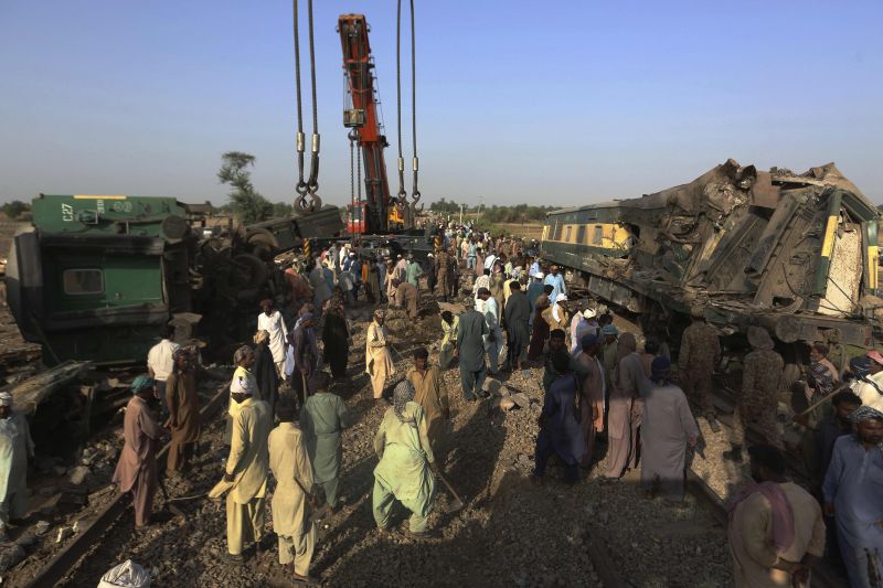 unb-ap_pakistan-train-accident-183690-77c31a08e24ef3f7b5b9e1e86cbd57f91623138397.jpg