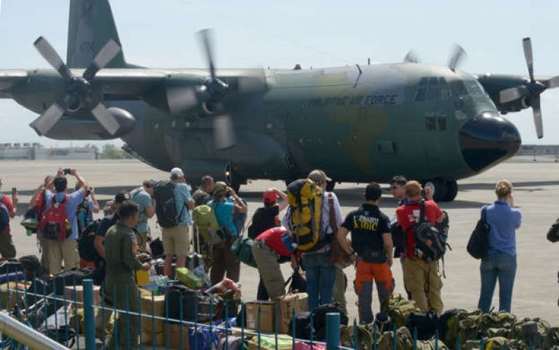 file-foreign-and-local-medical-personnel-prepare-to-board-a-c-130-military-plane-in-manila-on-november-10-2013-9a1059335705143bcfa50757438422841625521201.jpg