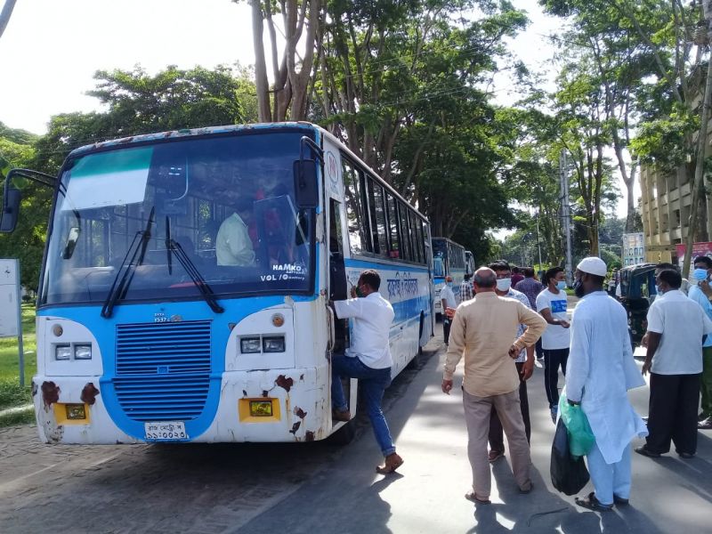 rajshahi-university-students-who-got-stuck-were-sent-home-by-university-buses-28502df2bedee069ffaed0411375a1311626511605.jpg