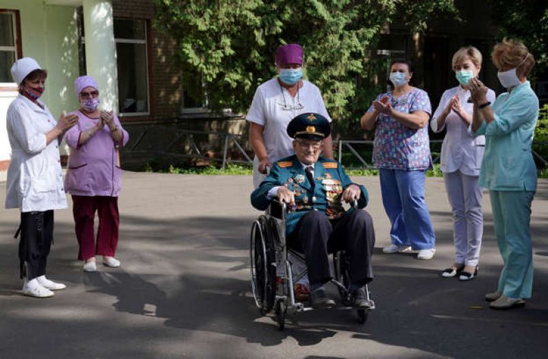 world-war-two-veteran-nikolay-bagayev-leaves-a-hospital-after-being-treated-for-the-coronavirus-disease-covid-19-in-korolyov-71c094207d8ab59d640614155acff53a1627103648.jpg