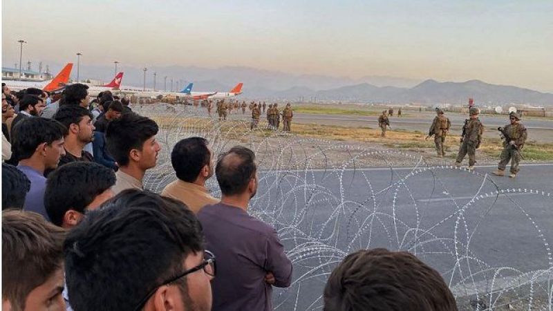 afghans-crowded-behind-barbed-wire-near-the-kabul-airfield-43a4999554090f25744f6e0f110400361630043101.jpg