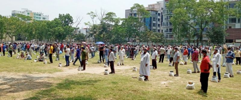 foodstuff-distributed-among-jobless-people-at-the-khulna-zila-school-ground-on-saturday-24-april-ded42fb27e3c910d297078dd2f15df3c1631781741.jpg