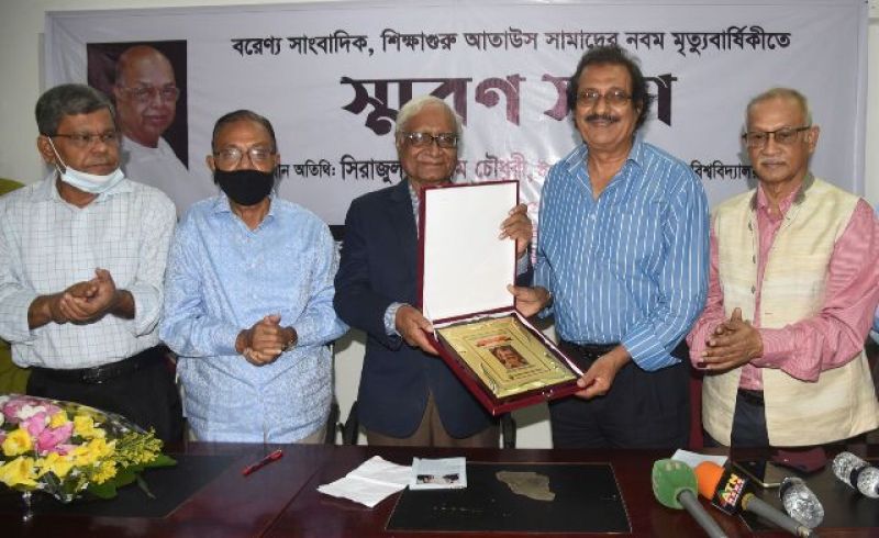 ataus-samad-memorial-award-being-handed-over-to-photojournalist-rafiqur-rahman-on-sunday-september-26-3c0cf66ef998231d16b8d17b99ae68bb1632727913.jpg