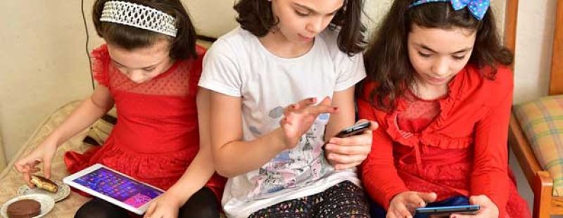 young-girls-in-turkey-use-their-digital-devices-de8fea93b8dba144b09f1c1ddcc877ff1632805592.jpg