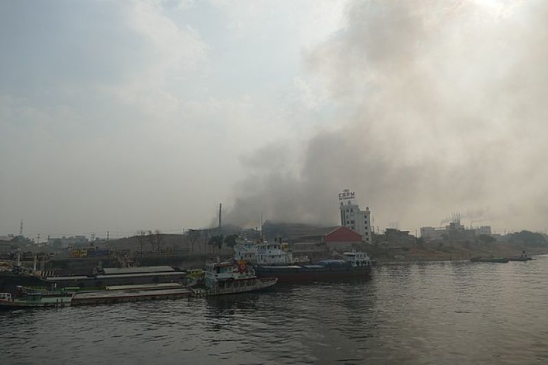 pollution-by-a-factory-on-the-bank-of-the-buriganga-near-dhaka-cead787b9837608eb5a901da43ba72051634974447.jpg