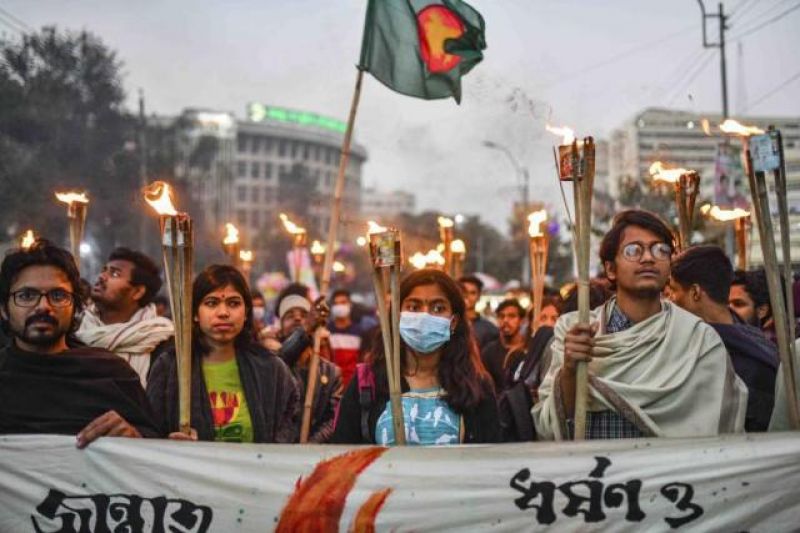 rape-protest-students-and-activists-take-part-in-a-torch-procession-demanding-for-the-government-to-take-action-against-murder-and-rape-in-bangladesh-ee05ebbadd3d27038590dcc715ba63a91637305455.jpg