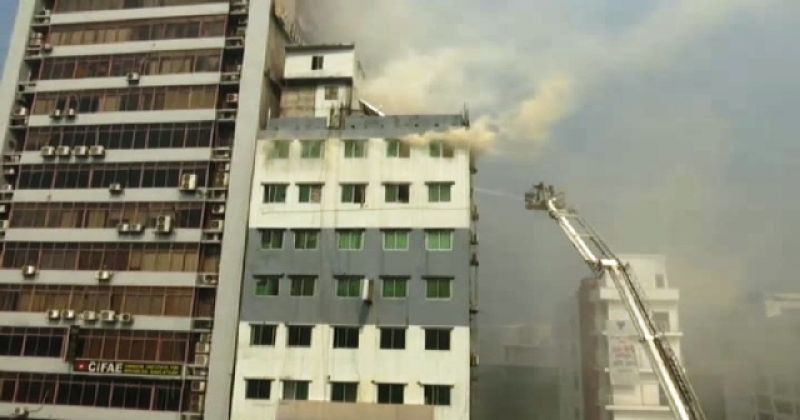 fire-engulfs-a-highrise-at-bangla-motor-in-the-capital-on-thursday-jan-6-2021-morning-16d59dc05b7ded8e8273cfc0f148f07d1641458212.jpg