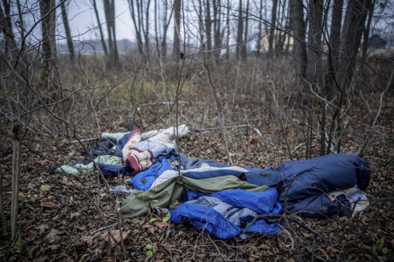 refugee-blankets-and-sleeping-bags-lie-abandoned-in-the-forest-on-the-border-between-poland-and-belarus-november-11-2021-15874addc022a3780e41dcd69a3e37be1641925286.jpg