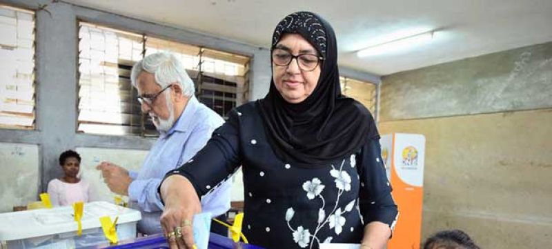 election-a-woman-accompanied-by-a-child-casts-her-vote-during-the-general-elections-in-mozambique-f4fe1b9adf930eec76beea386db7597c1642222316.jpg