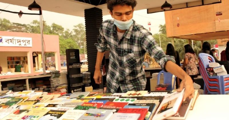 book-a-book-stall-is-being-readied-at-the-ekushey-book-fair-5dc2ea398f13052b6d89af4cb65006fd1644854025.jpg
