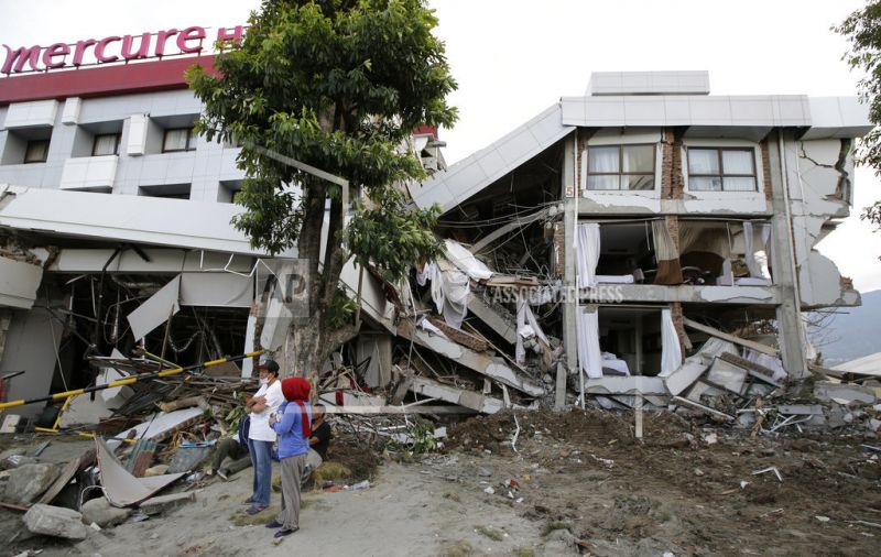 disaster-filipinos-stand-beside-damaged-mercure-hotel-after-earthquake-and-tsunami-hit-palu-central-sulawesi-indonesia-oct-104e01cb8c5b3445290c15ac48f90b8f1645812214.jpeg