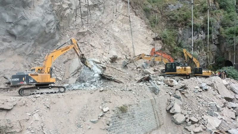jk-ramban-tunnel-collapse-workers-body-found-9-still-detained-985c3793537ae66f5b8238b4712813d71653182793.jpg