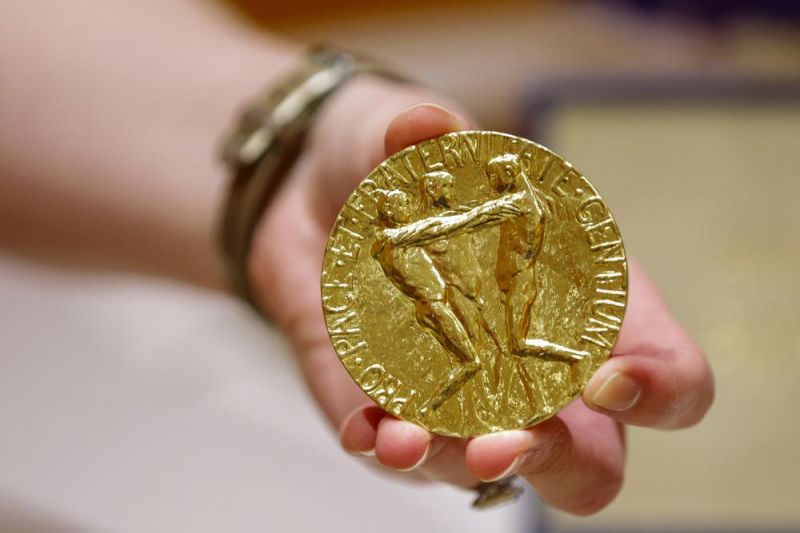 russian-journalist-dmitry-muratovs-23-karat-gold-medal-of-the-2021-nobel-peace-prize-before-being-auctioned-at-the-times-center-monday-june-20-2022-in-new-york-25c433d9d8d455787cf0707509c3e20b1655790978.jpg