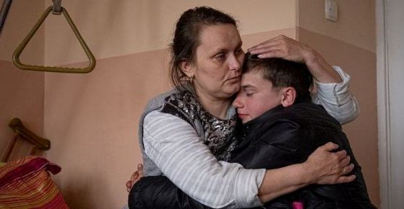 a-twelve-year-old-boy-visits-his-mother-in-hospital-for-the-first-time-since-she-was-injured-a-month-ago-by-flying-shrapnel-31f1a6a421a49beaf84b443c5b780f9b1659167294.jpg