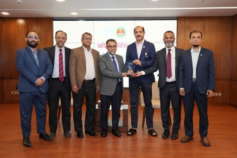dhaka-north-mayor-atiqul-islam-handing-over-a-crest-to-islami-bank-officials-in-recognition-of-its-digital-service-e8a3acfe5709b396f00649e2099ac2db1659629137.jpg