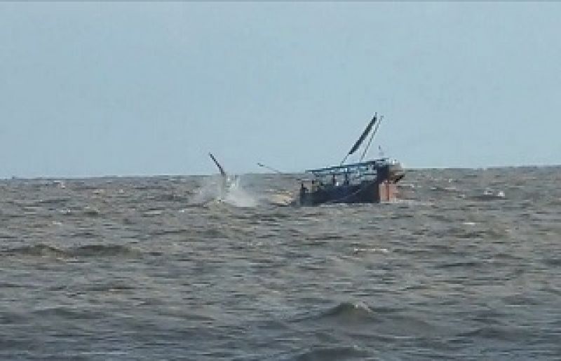 trawler-capsized-in-the-bay-of-bengal-1bc8fa0466cc3e5b676032283896b97c1660150093.jpg