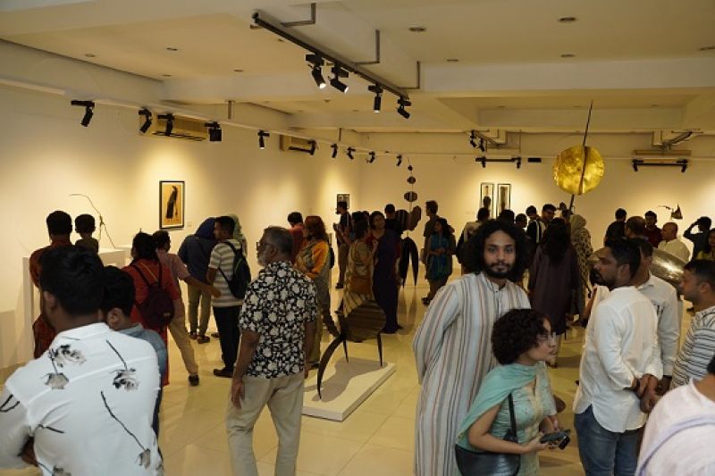 visitors-at-the-solo-show-gentle-grass-at-alliance-francaise-dhaka-2f0d592e1058c7e7b044520e7e5b29741660931908.jpg