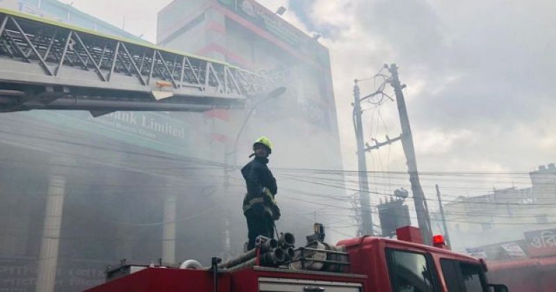 fire-service-men-dousing-fire-from-a-restaurant-in-the-jatrabari-area-of-the-capital-on-sunday-morning-a807a840a355a410afac583e306512fc1662880076.jpg