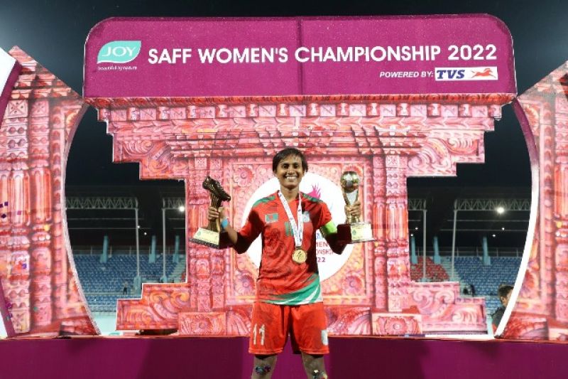 saff-womens-chamopins-bangladesh-captain-sabina-khatun-with-highest-scorer-and-best-player-awards-f2c66c1ba65d73b3d96824e55399daa91663605295.jpg