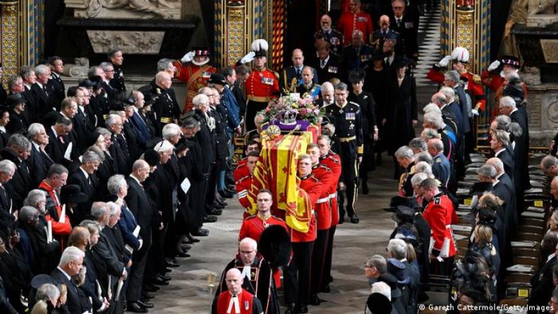 the-queens-coffin-departs-westminster-abbey-following-the-state-funeral-service-19901474c0641c5283af1c7de09554a51663597948.jpg