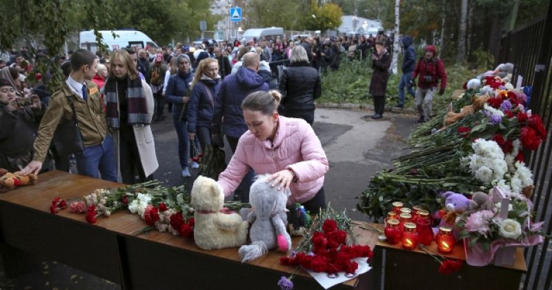 people-gather-to-lay-flowers-put-toys-and-light-candles-in-memory-of-victims-of-the-shooting-at-school-no-6cf866c87cdd1a815daaf036467777881664254472.jpg