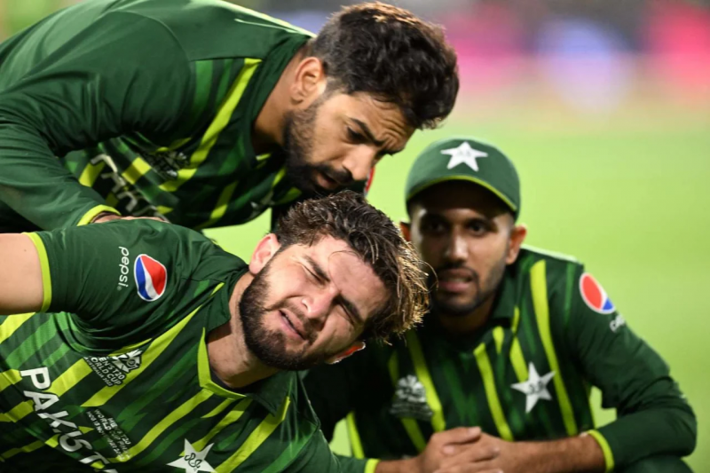 pakistan-cricketer-shahin-shah-afridi-screams-out-of-knee-injury-pain-that-forced-him-out-of-the-field-63210a7b6e98600b45a706f7bc3cac131668347098.png
