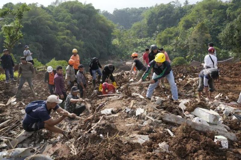 rescuers-dig-through-the-mud-as-they-search-for-victims-of-an-earthquake-triggered-landslide-in-cianjur-west-java-indonesia-wednesday-nov-ebdd1fa0f870fbf44703aebc622bc07f1669182725.jpg