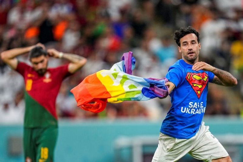 protester-ran-on-to-the-field-with-rainbow-flag-with-slogans-on-chest-and-back-ebfdda902be2a0629025df386214a1431669703975.jpg