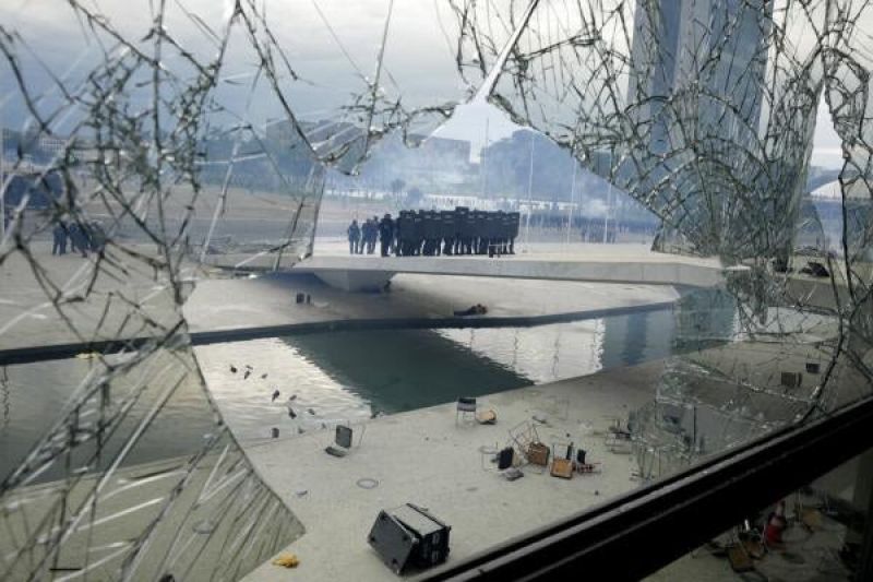 police-stand-on-the-other-side-of-a-window-at-planalto-palace-that-was-shattered-by-protesters-supporters-of-brazils-former-president-jair-bolsonaro-a517ac2a7bcc75b1b3627eaa2c07a0941673269915.jpg