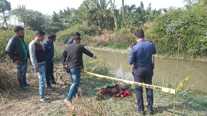 dead-body-of-a-youngman-being-recovered-from-the-side-of-a-canal-in-kalapara-f5ea3bccfeda6ecf76c0475ceee5a3ee1673448336.jpg