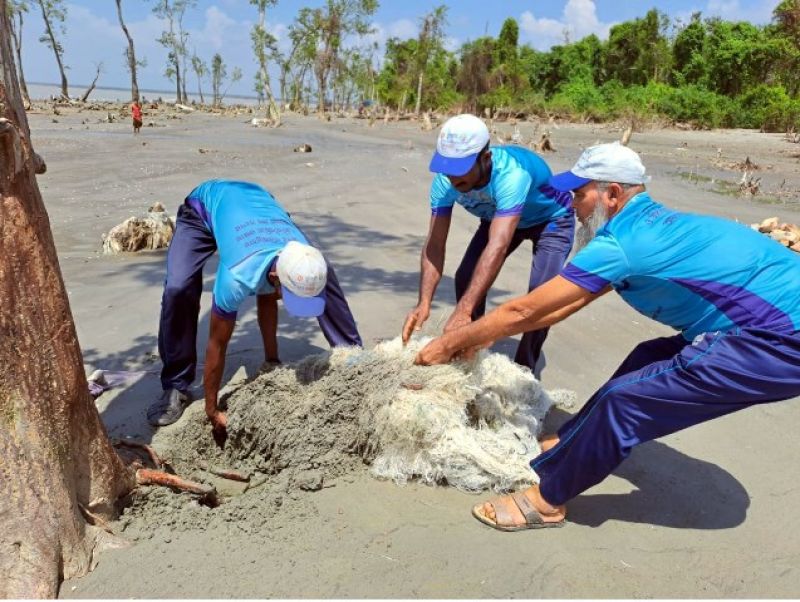 kuakata-seashore-being-cleared-of-wastes-af9aa8d63dbcb396043e03175b314f571674137734.jpg