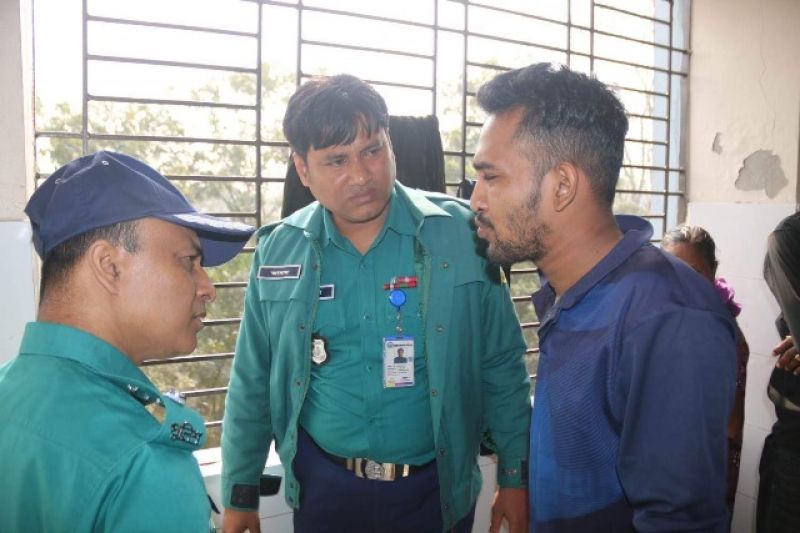 police-at-barisal-university-dormitory-c32ef13157f0dddc6bcaa17eca63902f1674559146.jpg