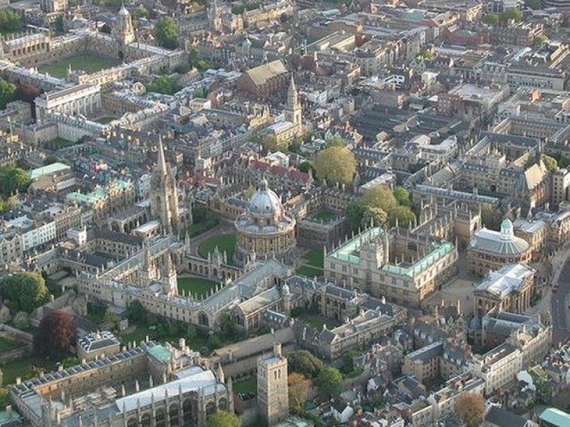 an-aerial-view-of-the-old-city-centre-of-oxford-england-b086f915f8839e8054439018571650081675530565.jpg