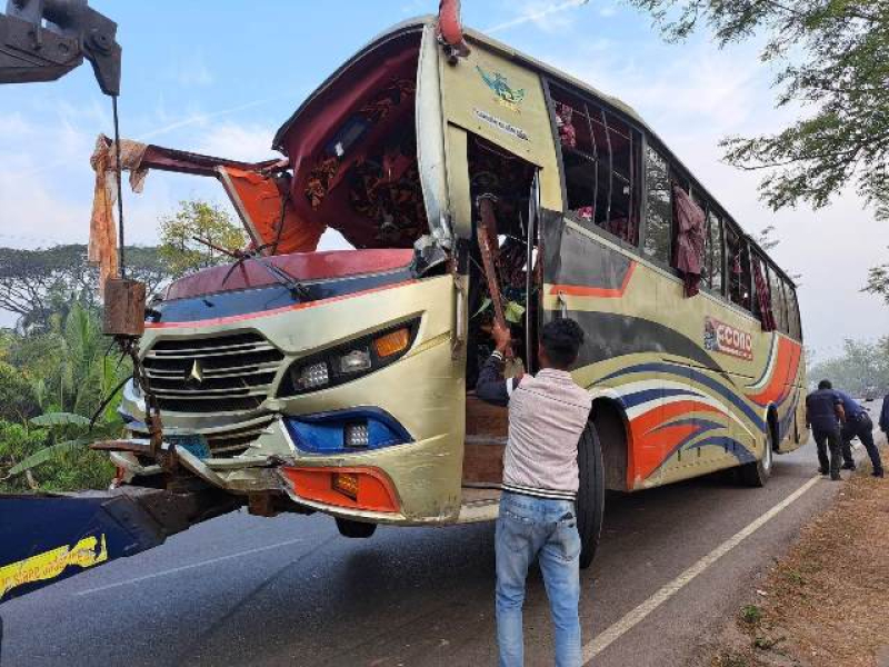 patuakhali-road-accident-kills-a-tourist-injured-20-others-00e3958ef8cbe6b773c1d2a3784eb9c31678291982.jpg