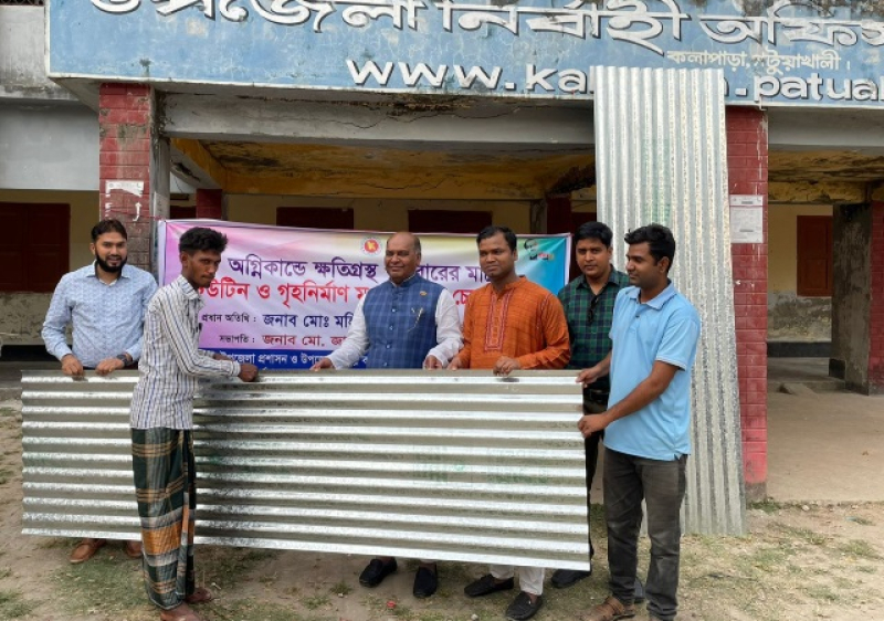 cash-and-tin-support-for-fire-victims-of-kalapara-758d8f2350a5b7d027b1f4ecd8dd5b041679063943.jpg