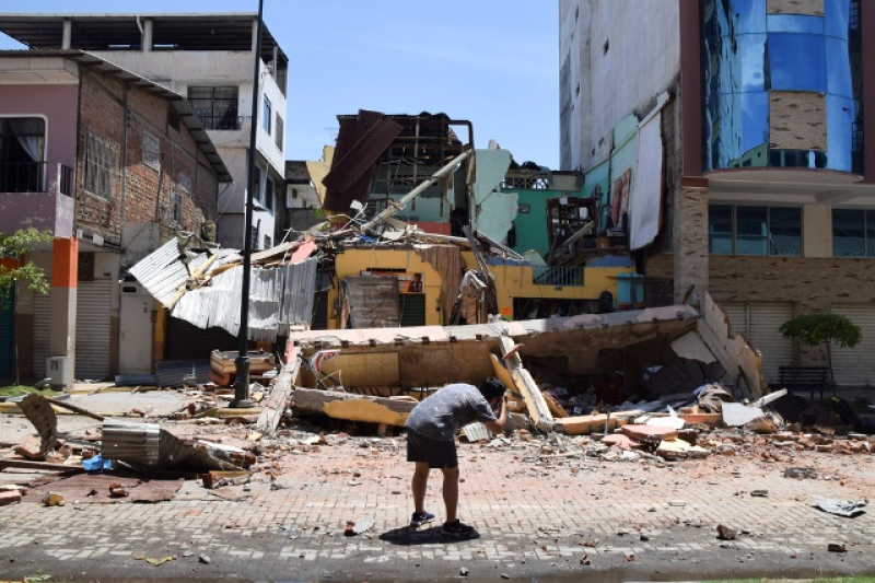 a-man-takes-a-photo-of-a-building-that-collapsed-after-an-earthquake-shook-machala-ecuador-saturday-march-18-2023-573e13e53b15d185145bcac80f93813c1679201649.jpg