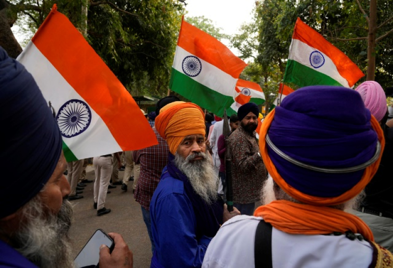 indian-sikhs-gather-with-indian-flags-outside-the-british-high-commission-in-new-delhi-india-monday-march-20-2023-2971f657c36093394efd5d7f2a83503c1679551445.jpg