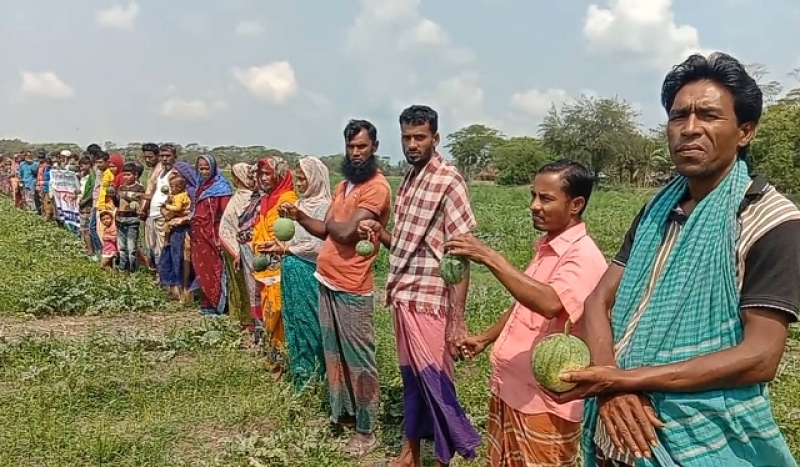 kalapara-watermelon-farmers-staged-a-human-chain-to-protest-alleged-deception-by-a-company-9153e96c22d10ccef34dd00abb5e25a31679586989.jpg