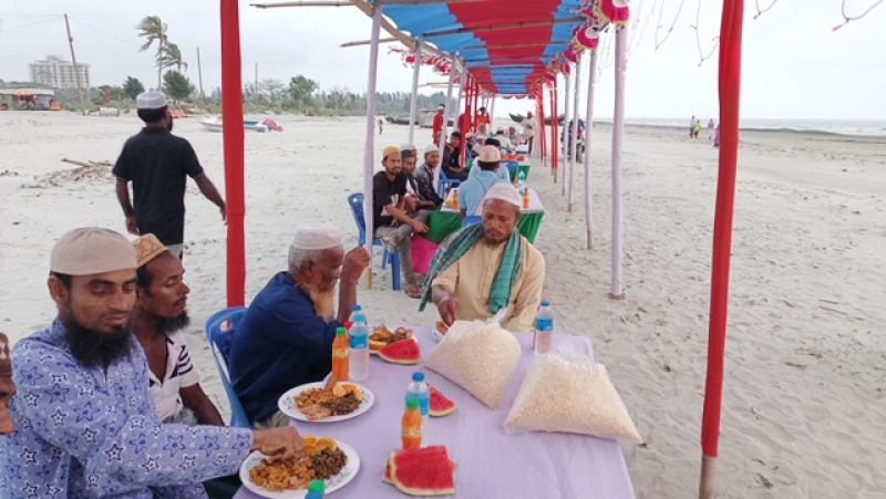 iftar-for-helpless-people-on-kuakata-beach-ede51ea40100b174ff0f19c0c597996e1680796613.jpg