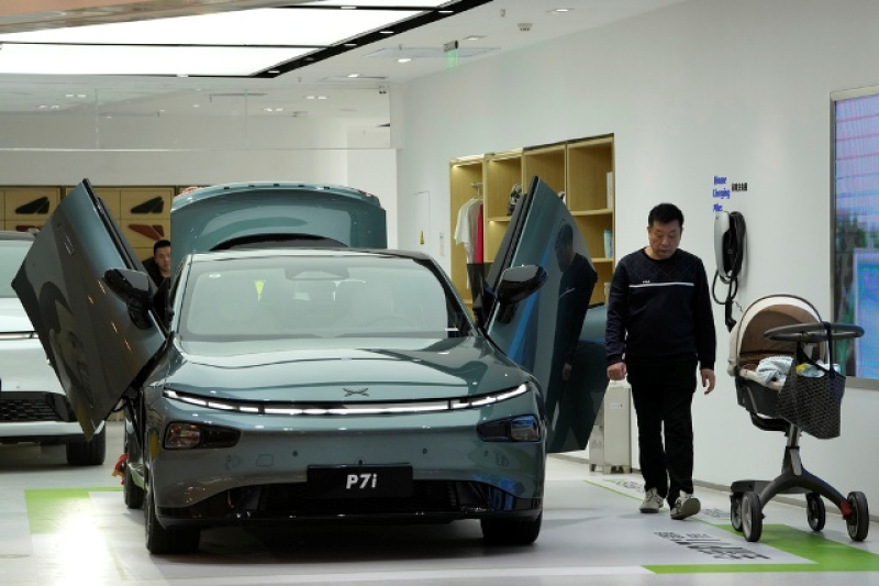 a-visitor-walks-near-the-p7i-electric-sedan-from-chinese-automaker-xpeng-at-a-show-room-in-beijing-thursday-april-13-2023-01a11a8c7df02d236fa8d198dc3e7f151681623805.jpg