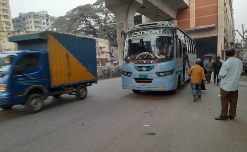 buses-and-trucks-plying-on-the-roads-of-capital-dhaka-9158c5ebe980bfce80e69dbfac238ca31694930192.jpg