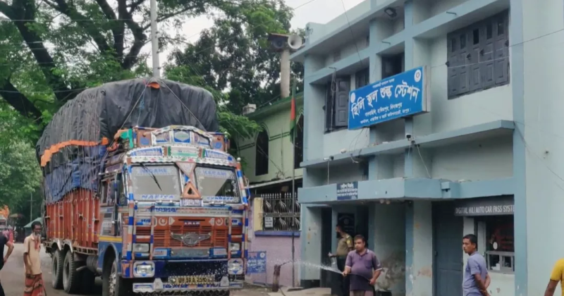 hili-land-port-an-indian-truck-carrying-merchandise-enters-bangladesh-9b0756b6b1c1ee1986fb9ec97d4c05d01695888390.png